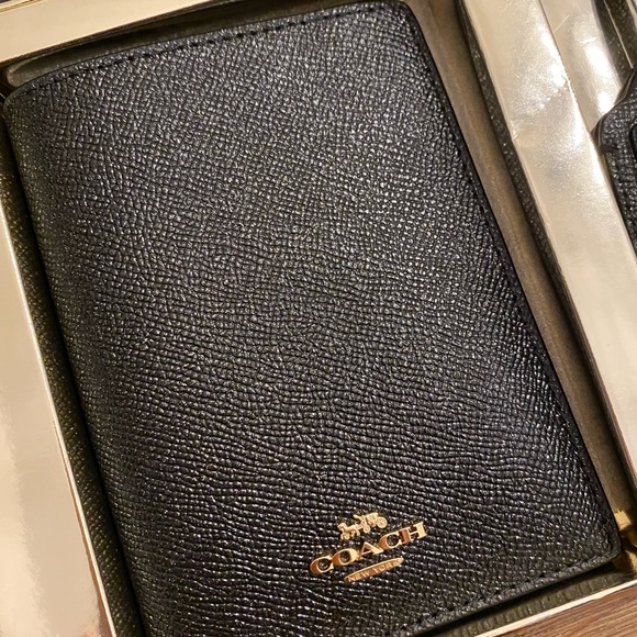 LAST ONE Coach Passport Holder & Luggage Tag Set - Picture 2 of 7